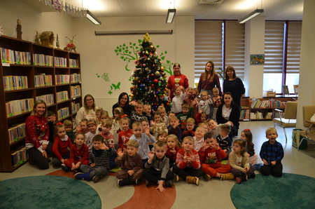 Wspólne ubieranie choinki w&nbsp;bibliotece